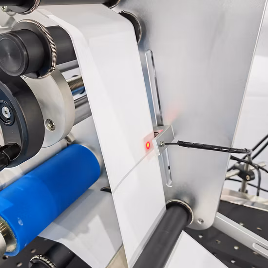 자동 페이징 및 상부 표면 라벨링 기계 파우치 카드 및 행택 용지 페이징 분리 및 라벨링 기계